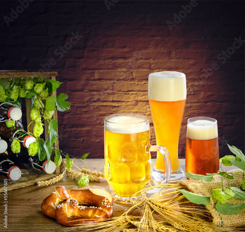 Obraz na płótnie canvas trzyczęściowy "tryptyk" Bierverkostung im bierkeller