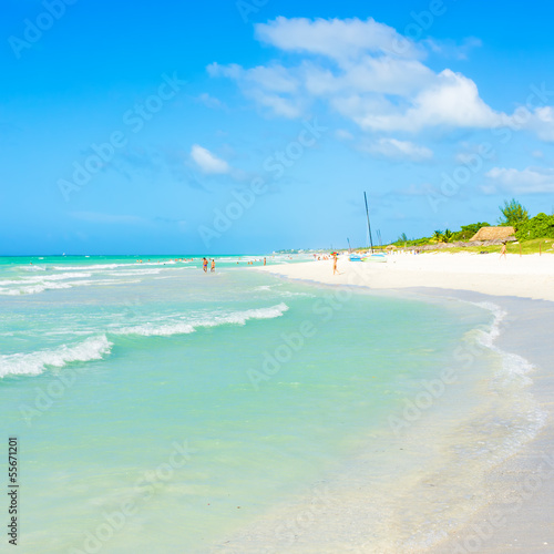 Plakat na papierze fotorealistycznym Turkusowe fale na pięknej plaży varadero na Kubie