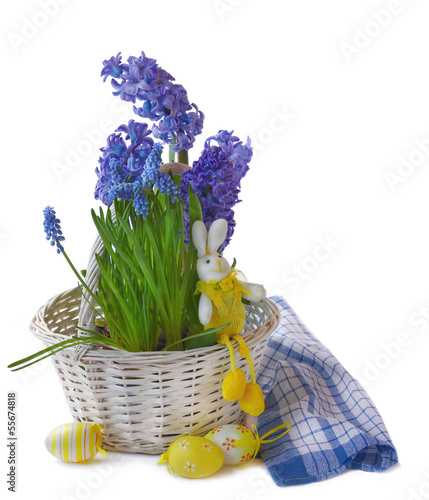 Plakat na papierze fotorealistycznym Hiacynt, muscari z królikiem eastersa i jajkiem w białym basie