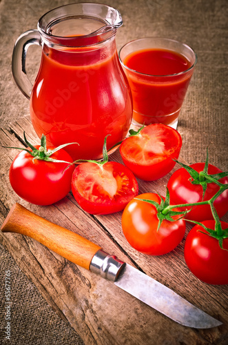 Tapeta ścienna Sok pomidorowy w szklanym słoiku i świeżych organicznych pomidorów