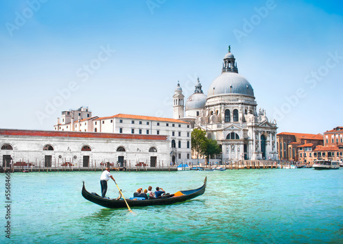 Obraz na płótnie canvas Gondola na kanał z Santa Maria della Salute, Wenecja