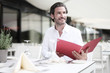 © Peter Atkins - Mann im Restaurant