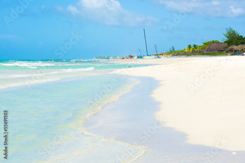 Plakat na papierze fotorealistycznym Turkusowe fale na pięknej plaży varadero na Kubie