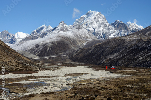 Board z aluminiowym obramowaniem Himalajska dolina i helikopter ratowniczy, Nepal, region Everest, as