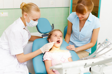 Fototapete - Little girl visiting dentist