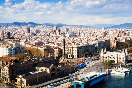 Board z aluminiowym obramowaniem Miasto Barcelona od strony portu. 