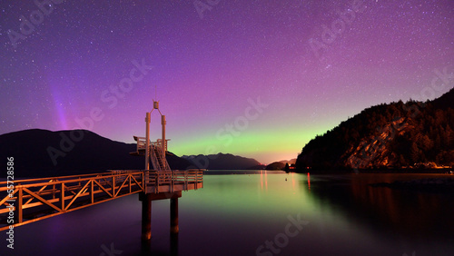 Board z aluminiowym obramowaniem Aurora borealis w Porteau Cove Park prowincjonalny