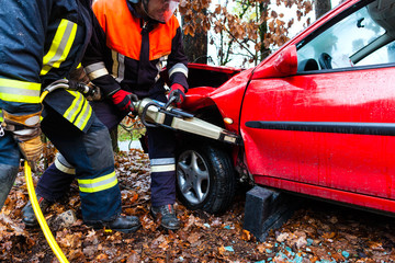 Unfall - Feuerwehr rettet Unfallopfer aus Auto