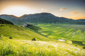 Wall Mural - Alba a Castelluccio di Norcia, Italia