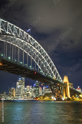 Board z aluminiowym obramowaniem Sydney Harbour Bridge w Australii