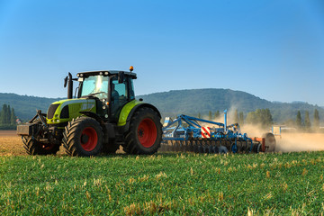 Plakat pole rolnictwo maszyna maszyna rolnicza traktor
