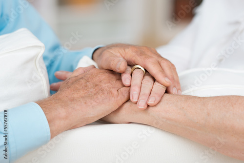 älteres paar legt die hände zusammen – Stock-Foto | Adobe Stock