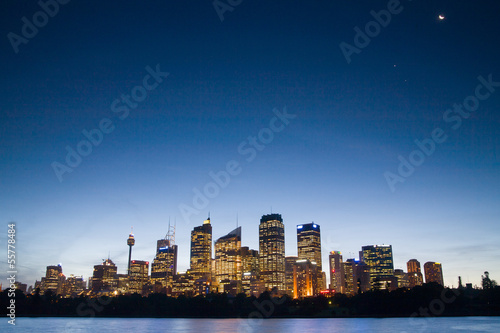 Board z aluminiowym obramowaniem Księżyc nad panoramą Sydney