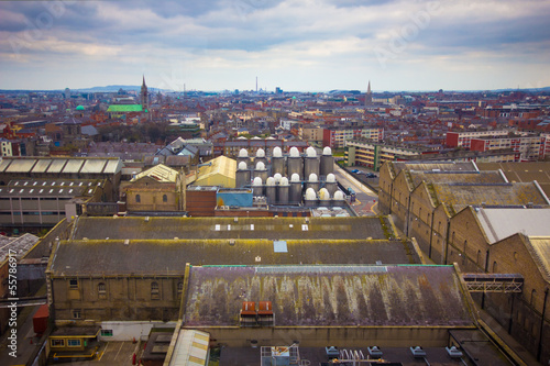 Plakat na papierze fotorealistycznym Widok dachów przez miasto Dublin Irlandia