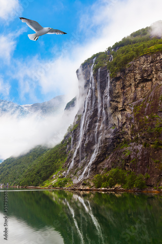 Board z aluminiowym obramowaniem Wodospad w geiranger fiord norwegii