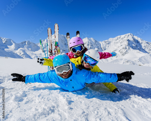 Foto-Schiebegardine Komplettsystem - Ski, snow, sun and fun - family enjoying winter (von Gorilla)