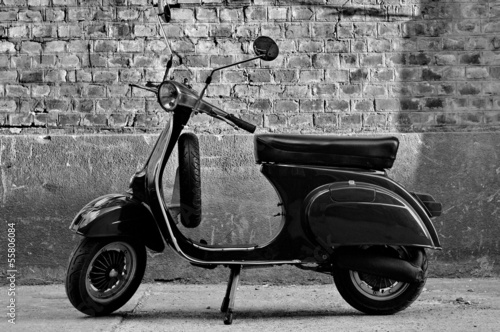 Naklejka na szybę Scooter in front of a wall