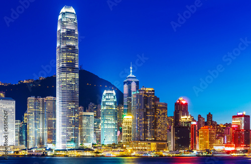 Board z aluminiowym obramowaniem Hongkong skyline w nocy