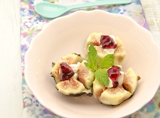 Canvas Print - Higos rellenos con queso,mermelada de fresa y arandanos