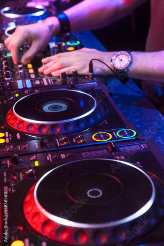 Plakat na papierze fotorealistycznym Dj gra na torze