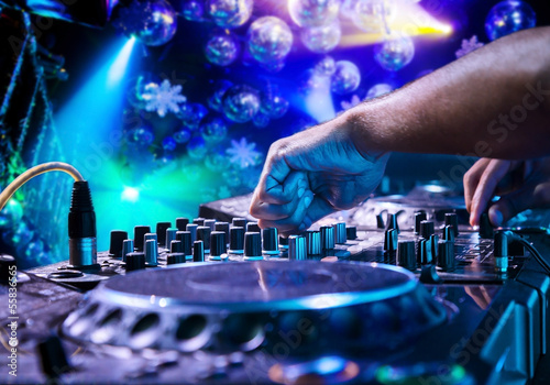 Plakat na papierze fotorealistycznym Dj gra na torze