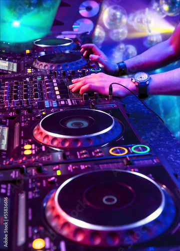 Plakat na papierze fotorealistycznym Dj gra na torze