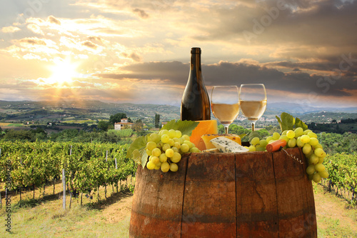 Tapeta ścienna Białe wino z barell w winnicy, Chianti, Toskania, Włochy
