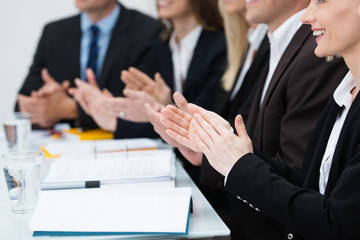 Canvas Print - geschäftsleute applaudieren in einem meeting