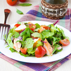 Canvas Print - Delicious fresh salad with salmon, lettuce, cherry tomatoes and