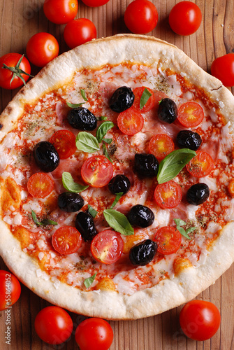 Naklejka samoprzylepna Włoska pizza z pomidorkami koktajlowymi i czarnymi oliwkami