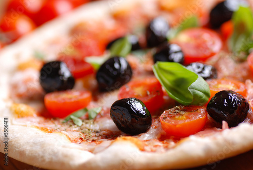 Naklejka samoprzylepna Włoska pizza z pomidorkami koktajlowymi i czarnymi oliwkami