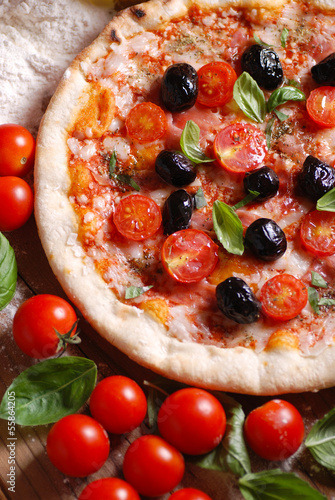 Naklejka samoprzylepna Włoska pizza z pomidorkami koktajlowymi i czarnymi oliwkami