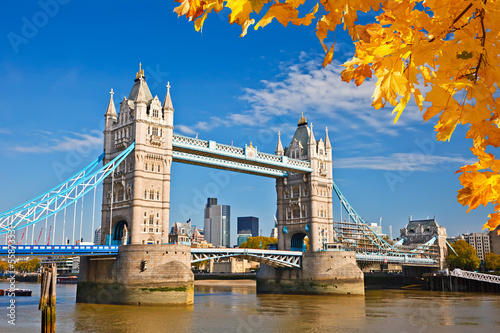 Fotoboard na płycie Tower Bridge w Londynie