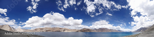 Board z aluminiowym obramowaniem Piękny widok panoramiczny na jezioro Pangong, hdr