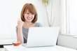 © miya227 - コンピューターを見る女性