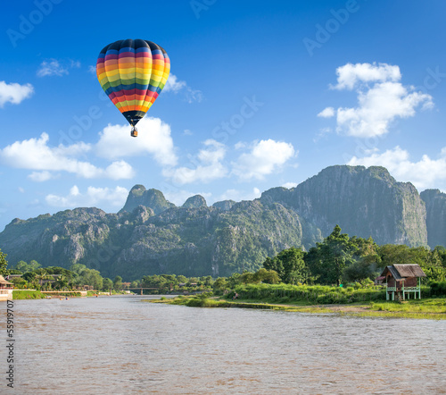 Obraz na płótnie canvas Kolorowy balon nad piosenka rzeki vang vieng, laos