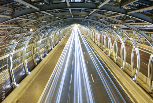 Board z aluminiowym obramowaniem Nowoczesny tunel i ruch uliczny