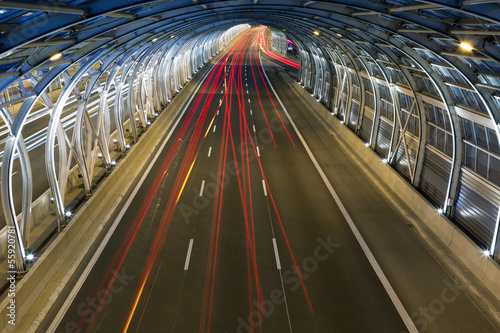Board z aluminiowym obramowaniem Nowoczesny tunel i ruch uliczny