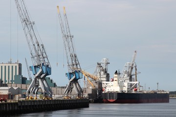 Naklejka na meble Massengutfrachter im Hafen