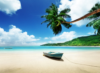 Fotobehang - boat on beach Mahe island, Seychelles