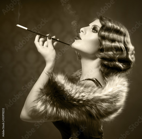 Nowoczesny obraz na płótnie Smoking Retro Woman. Vintage Styled Black and White Photo