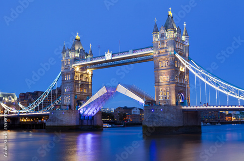 Naklejka samoprzylepna Tower Bridge o zmierzchu w Londynie