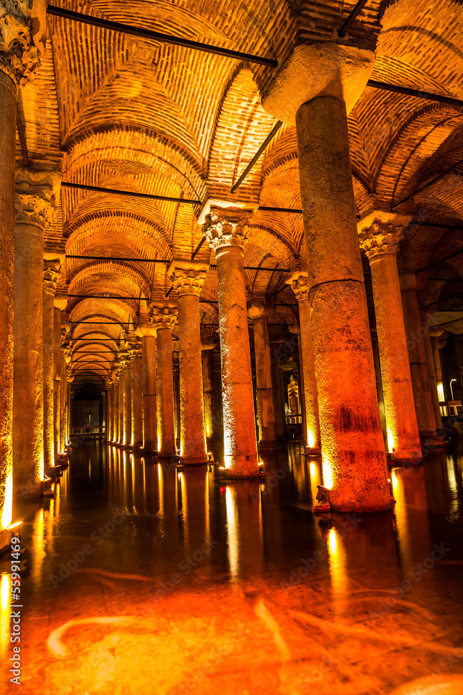 underground-basilica-cistern-yerebatan-sarnici-in-istanbul-tu-stock