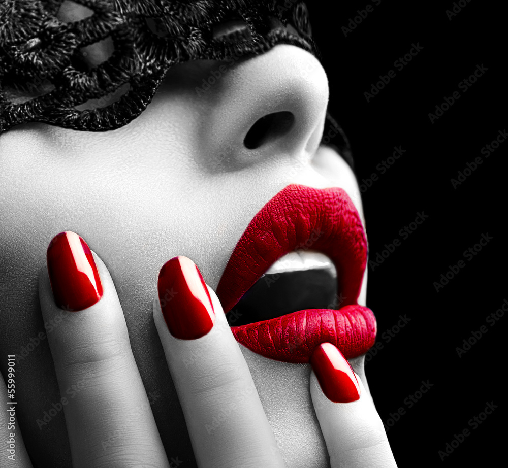 Piękna kobieta z czerwonymi ustami i paznokciami - obrazy, fototapety, plakaty 