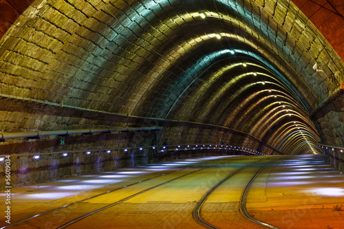 Board z aluminiowym obramowaniem Tunel dla tramwaju miejskiego w nocy