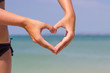 © Bastian Weltjen - Hände in Herzform vor dem Meer