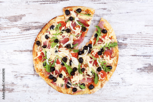 Naklejka samoprzylepna Pizza na białym tle drewnianych.