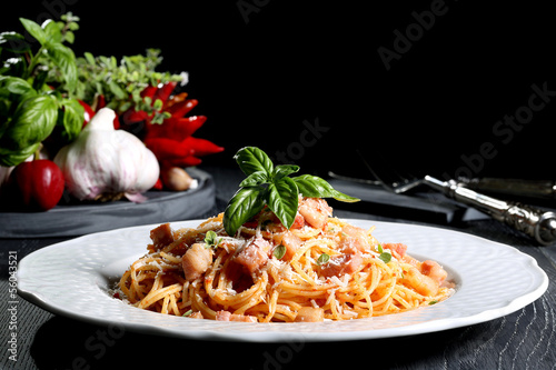 Board z aluminiowym obramowaniem Włoski makaron spaghetti amatriciana szary stół czarne tło