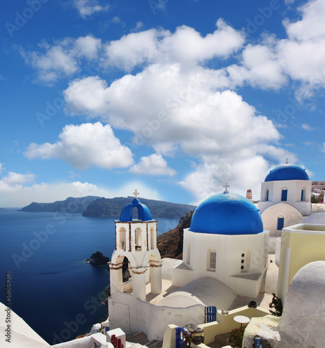 Board z aluminiowym obramowaniem Santorini z kościołami i widokiem na morze w Grecji