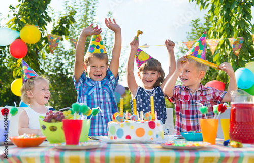 Fotografía Group of kids having fun at birthday party
